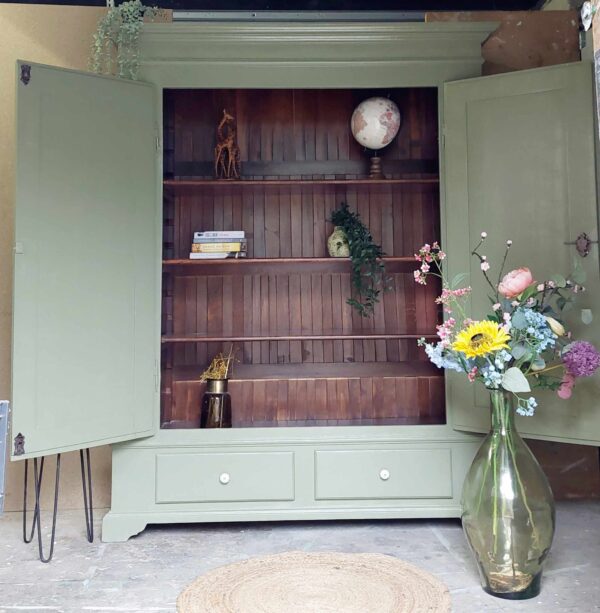 379636539_153054384538799_5374460885914457552_n Vintage sierlijke kast mosgroen