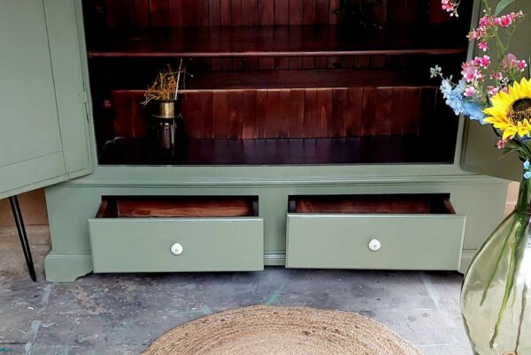 380047362_692304829087533_3162085098296846850_n Vintage sierlijke kast mosgroen