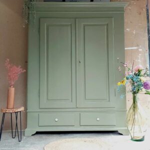Klassieke vintage kast in mosgroen
