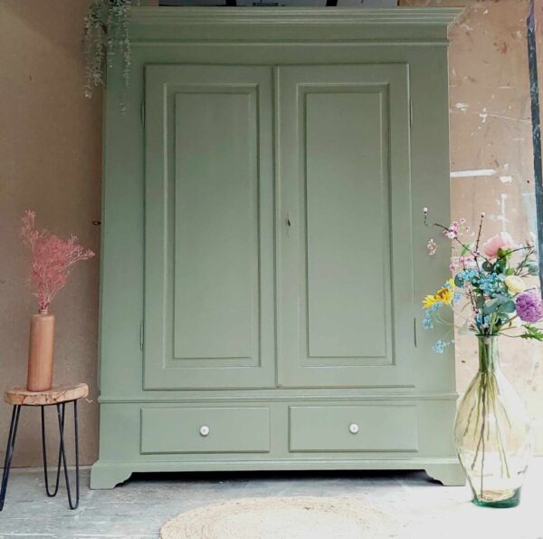 Klassieke vintage kast in mosgroen Klassieke vintage kast in mosgroen