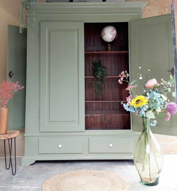 Klassieke vintage kast in mosgroen Klassieke vintage kast in mosgroen