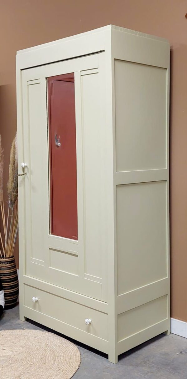 Vintage spiegelkast 4 Vintage spiegelkast zachtgeel kledingkast meidenkamer