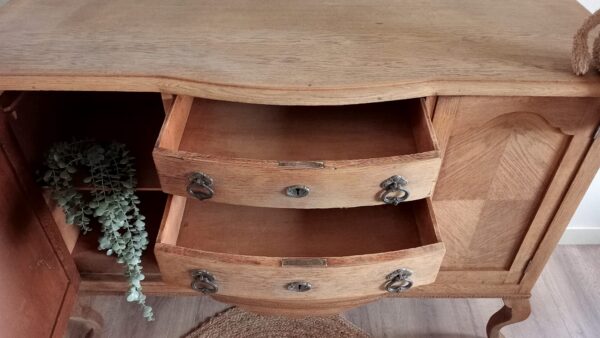 Vintage sierlijke commode houtkleur Vintage sierlijke commode houtkleur