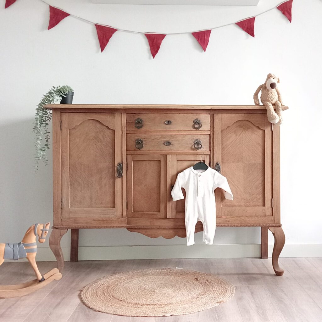 Vintage sierlijke commode houtkleur