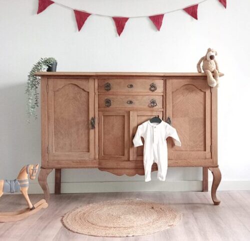 Vintage sierlijke commode houtkleur Vintage sierlijke commode houtkleur