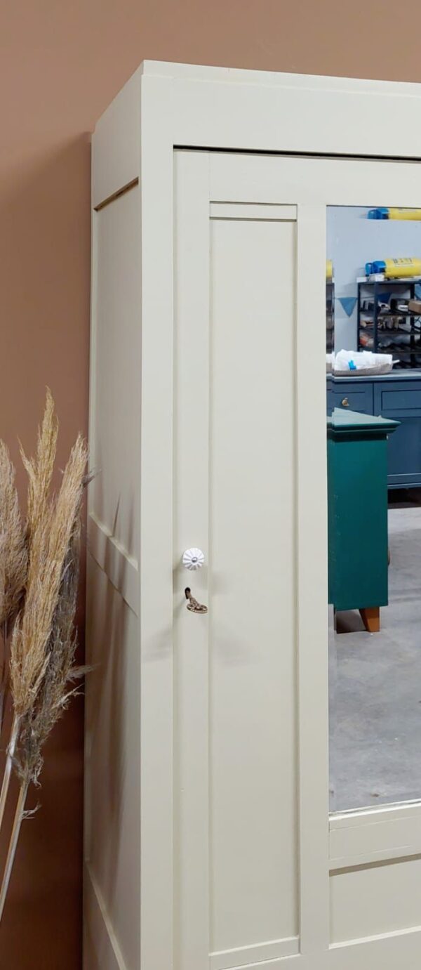 vintage spiegelkast 3 Vintage spiegelkast zachtgeel kledingkast meidenkamer