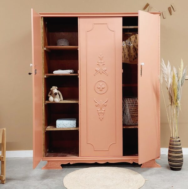 IMG-20240329-WA0004 Demontabele Kledingkast Driedeurs zachte terracotta kleur Triff