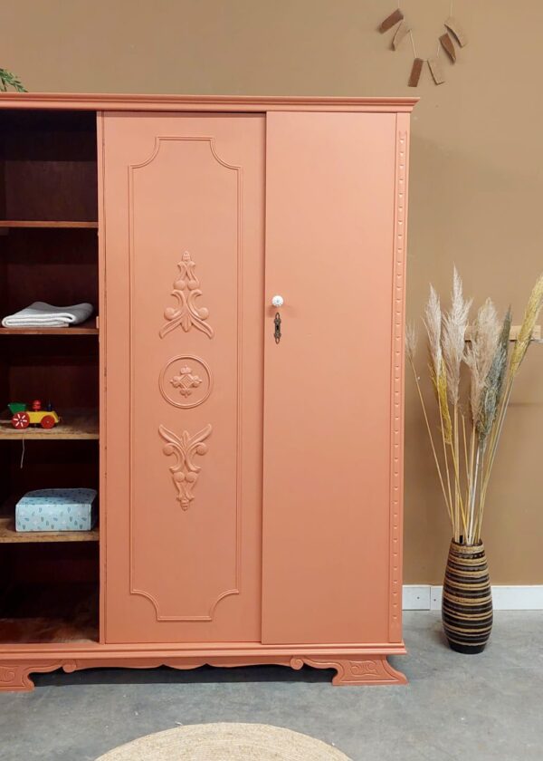 IMG-20240329-WA0010 Demontabele Kledingkast Driedeurs zachte terracotta kleur Triff