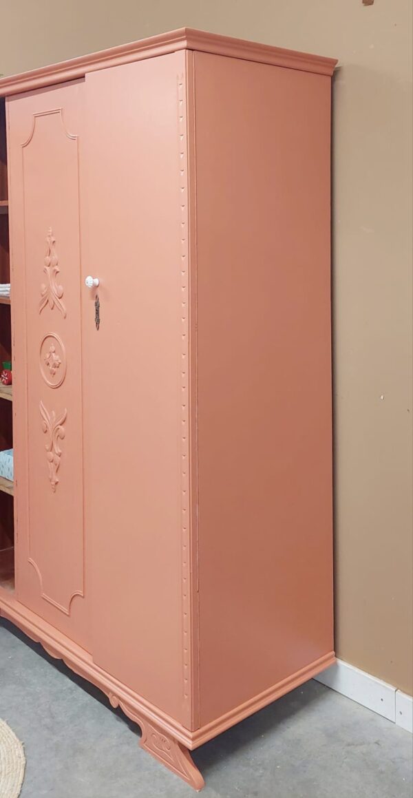 IMG-20240329-WA0011 Demontabele Kledingkast Driedeurs zachte terracotta kleur Triff