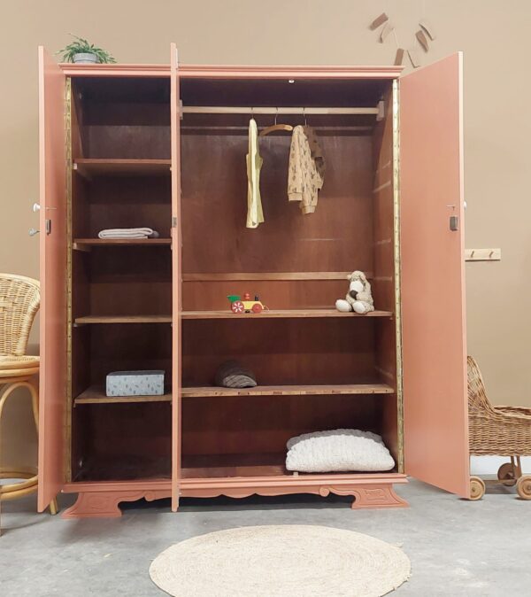 IMG-20240329-WA0012 Demontabele Kledingkast Driedeurs zachte terracotta kleur Triff