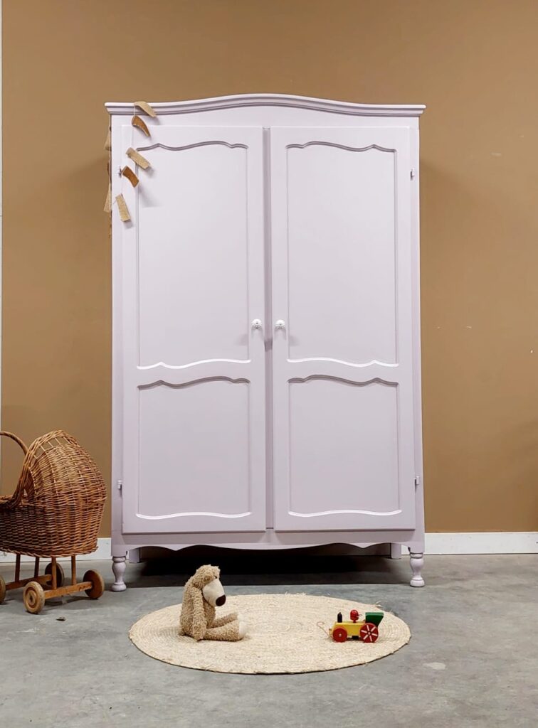 vintage kledingkast meidenkamer babykamer lila