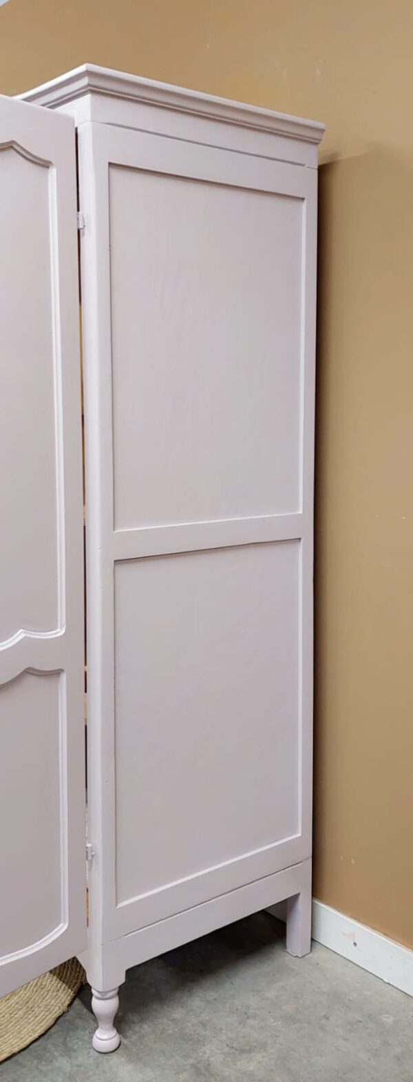 vintage kledingkast meidenkamer babykamer lila