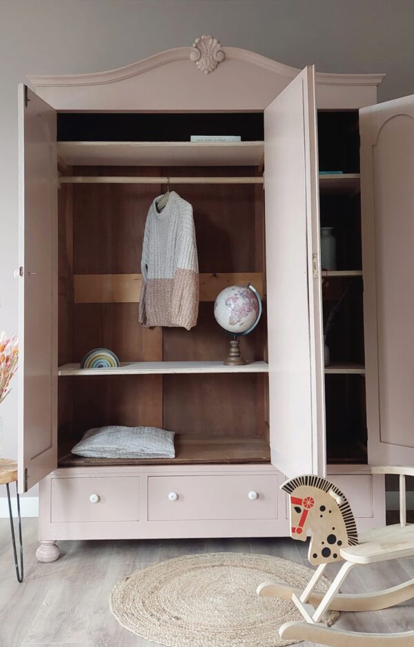 Demontabele spiegelkast in een warme oudroze kleur