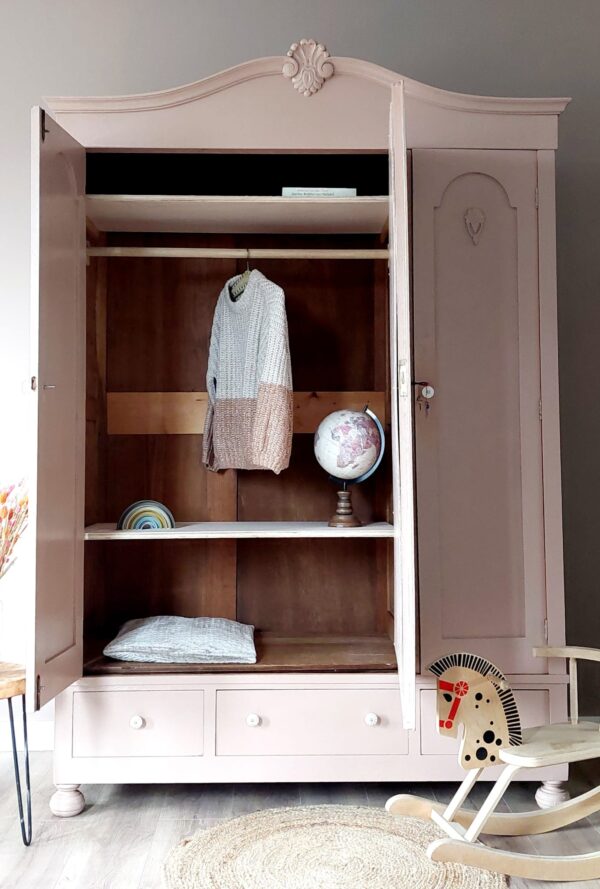 Demontabele spiegelkast in een warme oudroze kleur