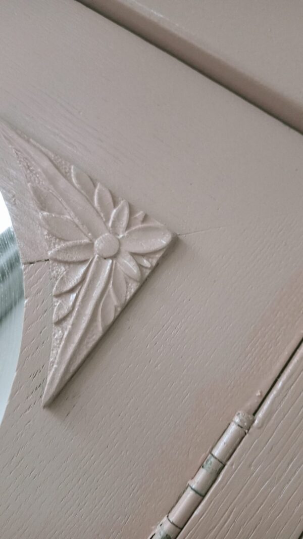 Demontabele spiegelkast in een warme oudroze kleur