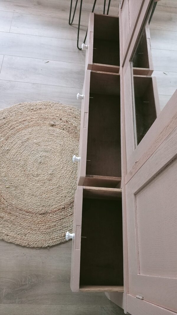 Demontabele spiegelkast in een warme oudroze kleur