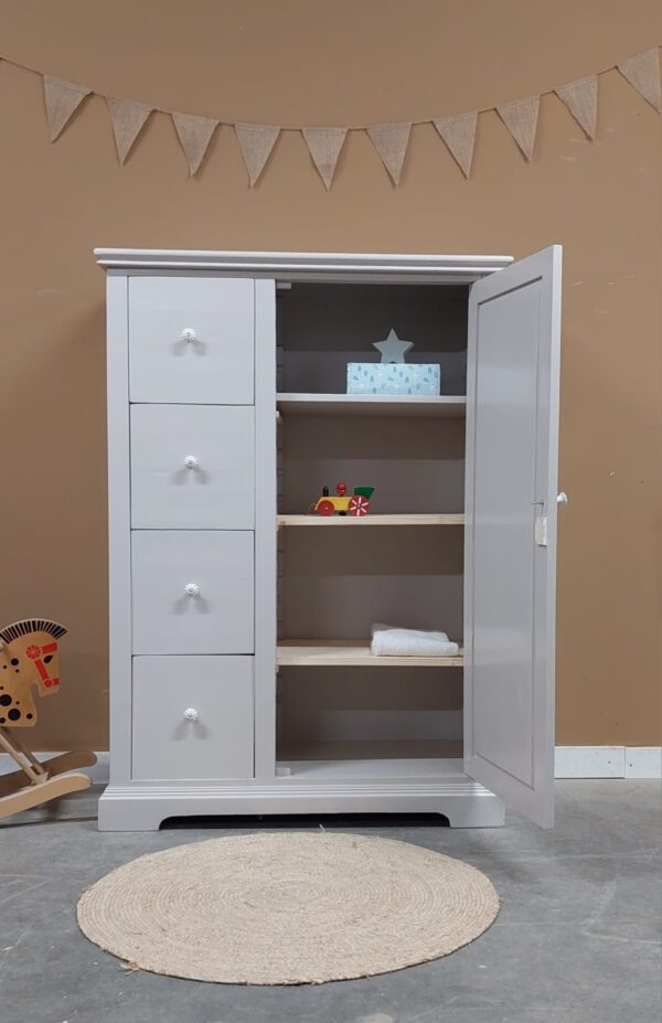 WhatsApp Image 2024-06-18 at 14.17.04 vintage, kledingkast, speelgoedkast, boekenkast kinderkamer babykamer