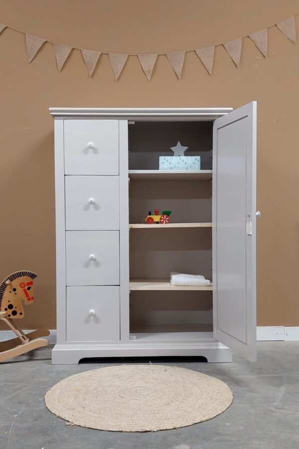 WhatsApp Image 2024-06-18 at 14.17.05 vintage, kledingkast, speelgoedkast, boekenkast kinderkamer babykamer