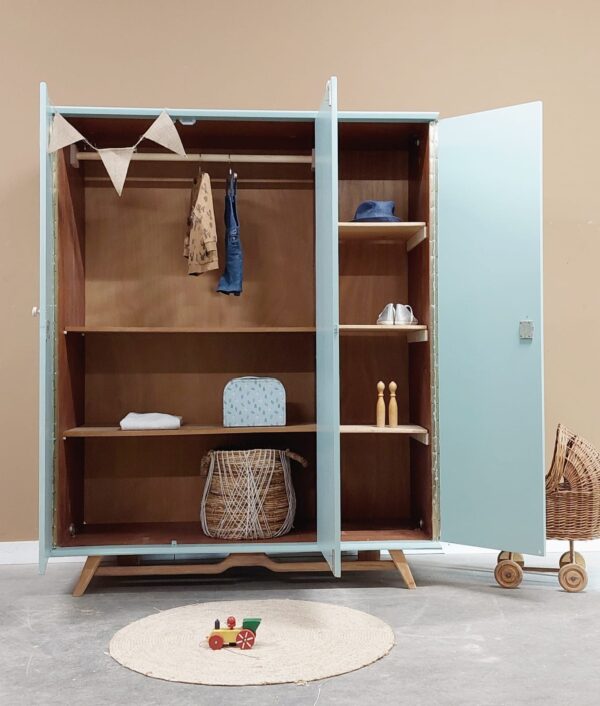vintage demontabele driedeurskast babykamer kinderkamer lichtblauw
