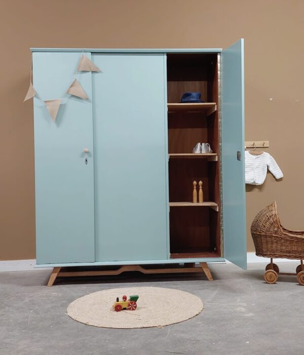 vintage demontabele driedeurskast babykamer kinderkamer lichtblauw