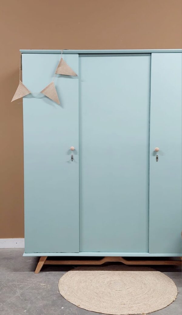 vintage demontabele driedeurskast babykamer kinderkamer lichtblauw