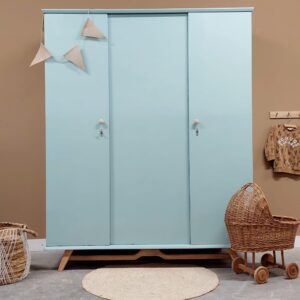 WhatsApp Image 2024-06-22 at 10.00.44 (2) vintage demontabele driedeurskast babykamer kinderkamer lichtblauw