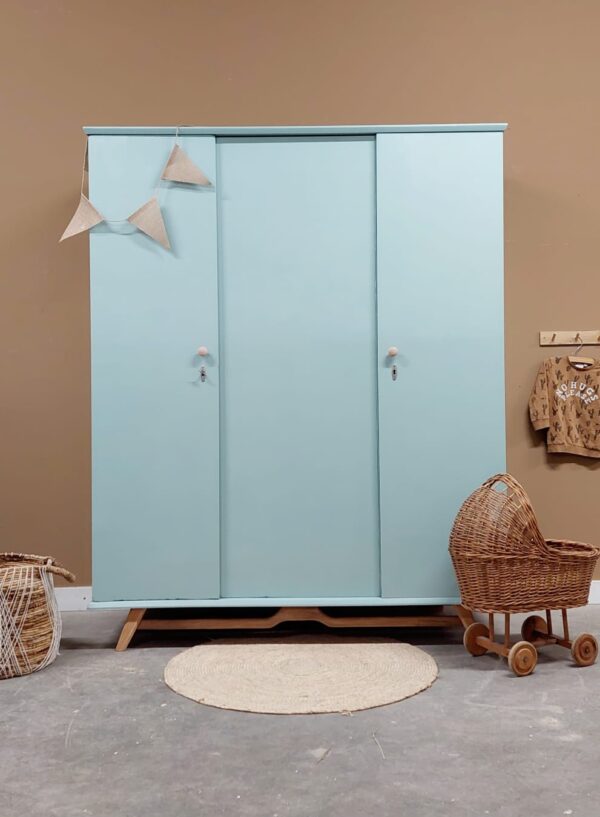 *Gereserveerd* Vintage retro demontabele driedeurskast in een zachte kleur lichtblauw.