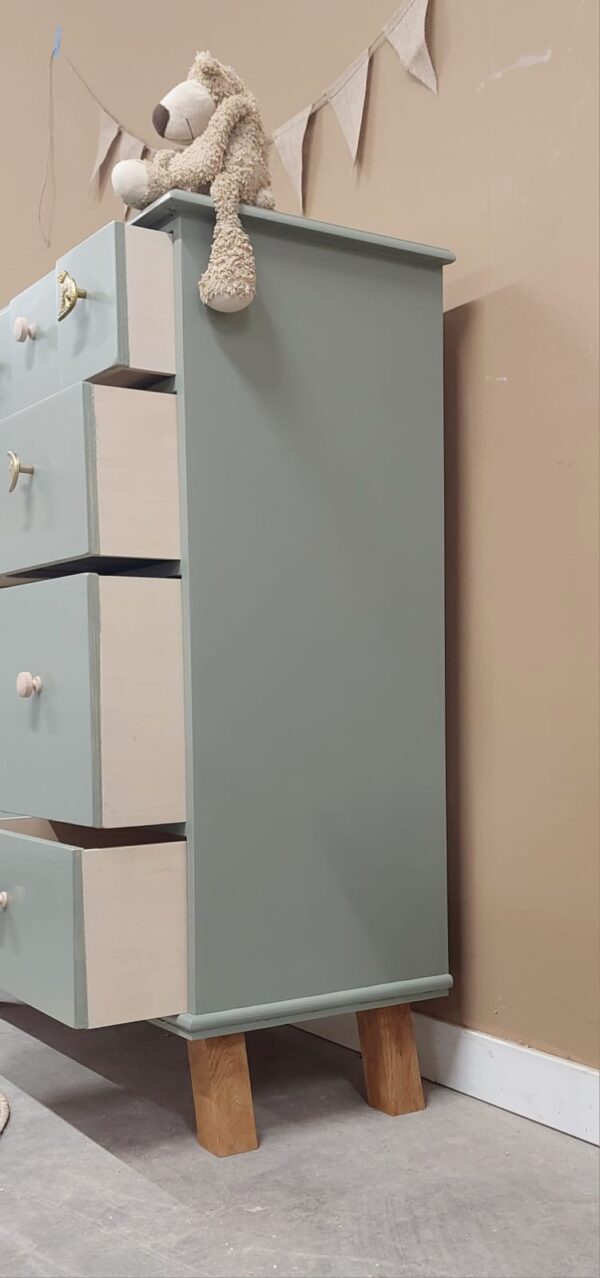 WhatsApp Image 2024-07-22 at 14.59.42 vintage speelgoedkast kinderkamerkast jongenskamer meidenkamer ladekast groen