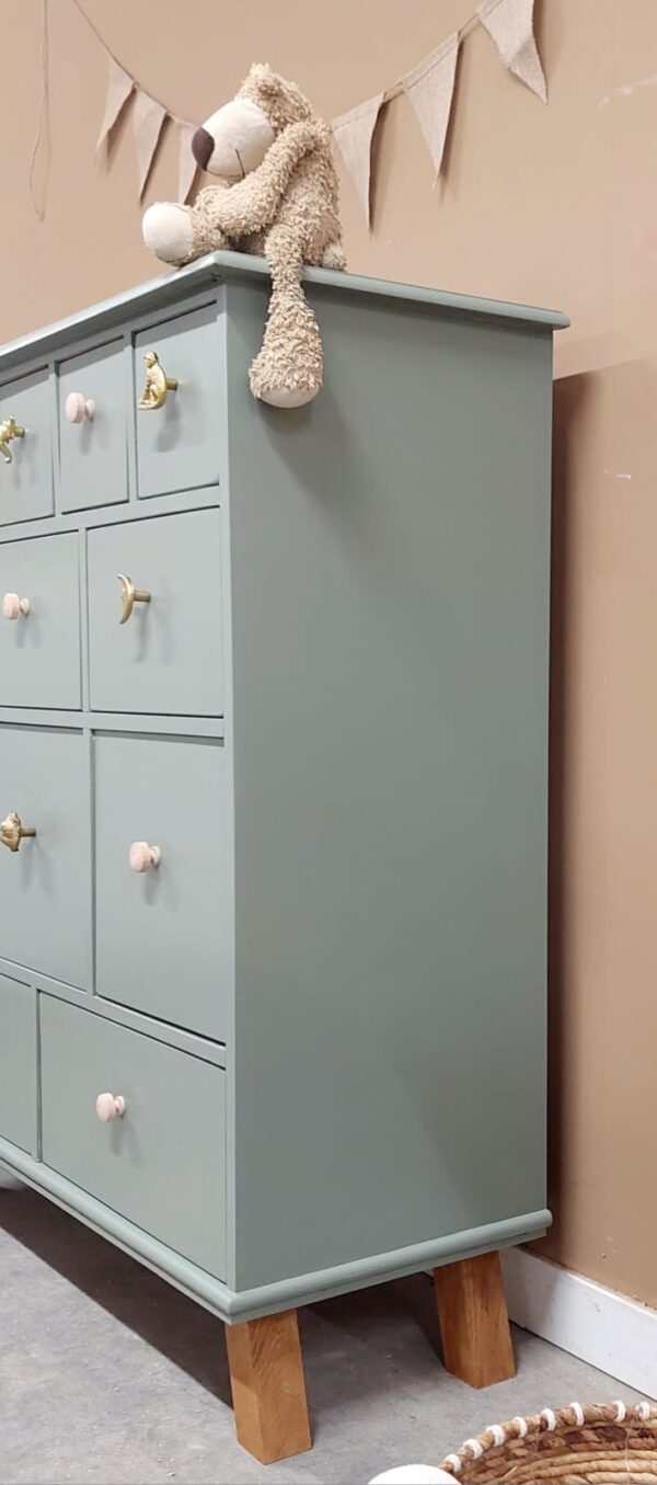 WhatsApp Image 2024-07-22 at 14.59.43 (2) vintage speelgoedkast kinderkamerkast jongenskamer meidenkamer ladekast groen