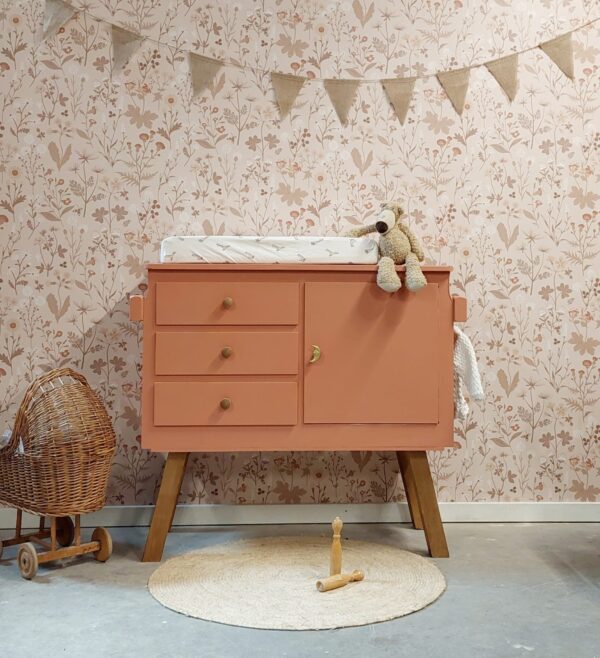WhatsApp Image 2025-03-24 at 10.29.05 Vintage unieke commode babykamer terracotta