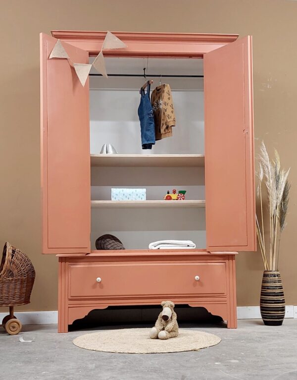 Vintage sierlijke tweedeurskast spiegelkast meidenkast tienerkamer babykamer meidenkamer terracotta Vintage sierlijke tweedeurskast spiegelkast meidenkast tienerkamer babykamer meidenkamer terracotta