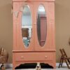 Vintage sierlijke tweedeurskast spiegelkast meidenkast tienerkamer babykamer meidenkamer terracotta Vintage sierlijke tweedeurskast spiegelkast meidenkast tienerkamer babykamer meidenkamer terracotta