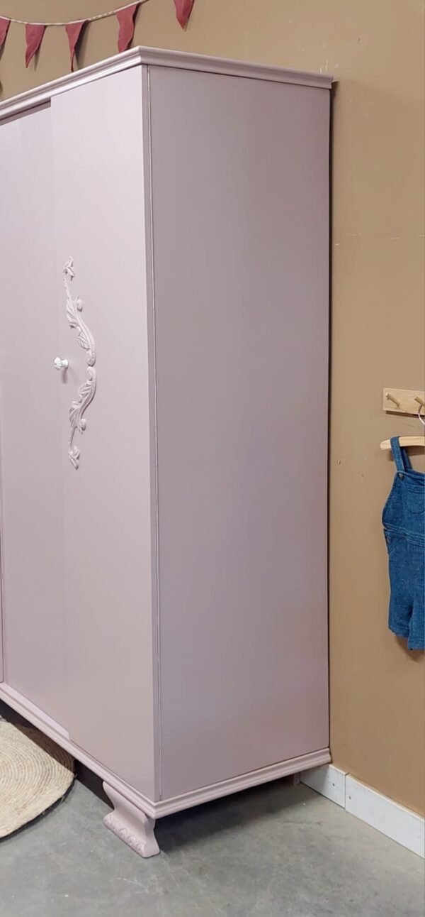 WhatsApp Image 2025-02-10 at 13.15.32 (1) Vintage sierlijke demontabele driedeurskast lila