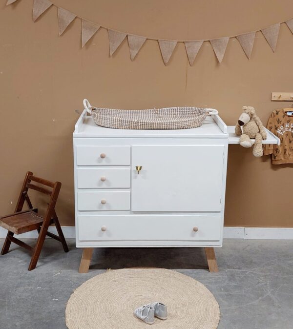 Babykamer kinderkamer vintage commode hout wit duurzaam uniek speelgoedkast