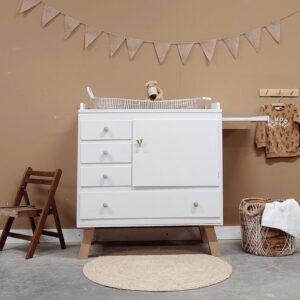 Babykamer kinderkamer vintage commode hout wit duurzaam uniek speelgoedkast Babykamer kinderkamer vintage commode hout wit duurzaam uniek speelgoedkast