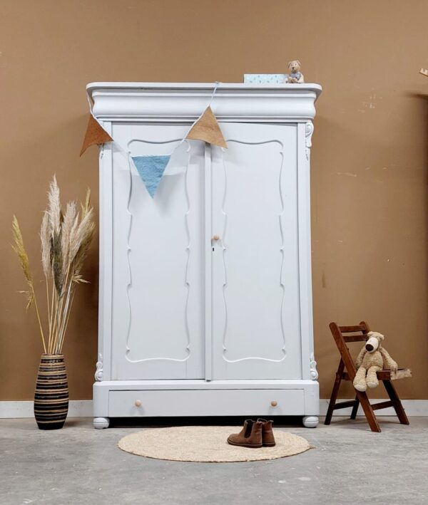 vintage brocante Biedermeierkast kledingkast kinderkamer babykamer kinderkamermeubelwinkel Tweedeurs kledingkast meidenkamer