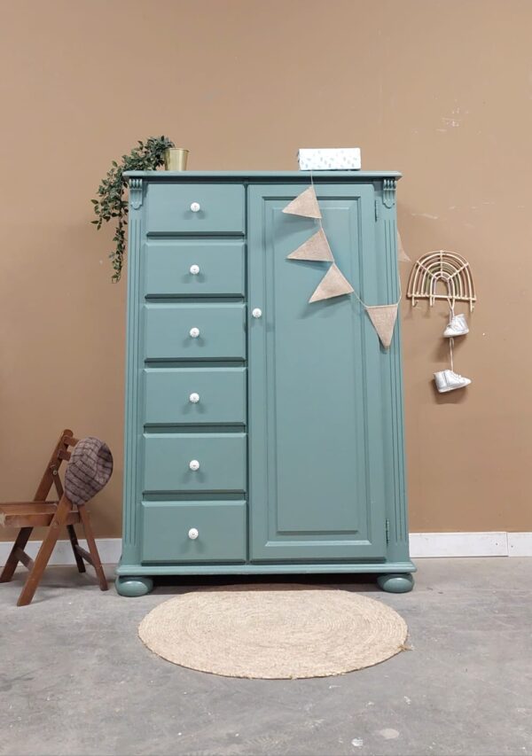 Vintage speelgoedkast halkast woonkamer kinderkamer babykamer groen duurzaam hout spelletjeskast Vintage speelgoedkast halkast woonkamer kinderkamer babykamer groen duurzaam hout spelletjeskast