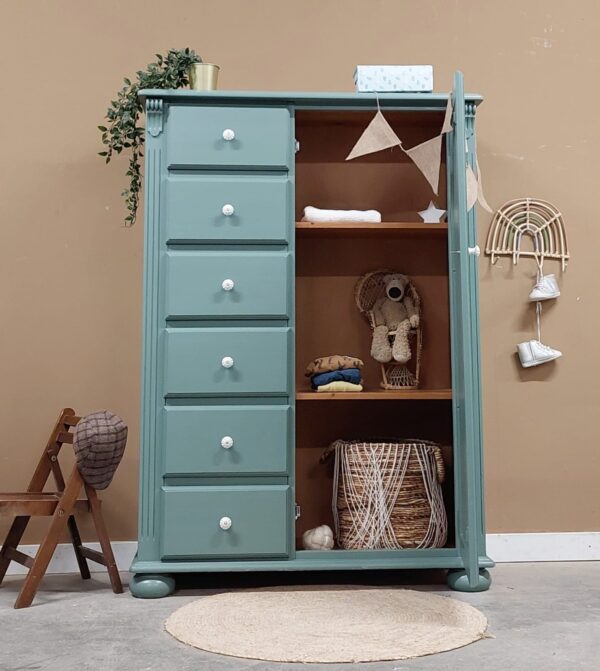 Vintage speelgoedkast halkast woonkamer kinderkamer babykamer groen duurzaam hout spelletjeskast Vintage speelgoedkast halkast woonkamer kinderkamer babykamer groen duurzaam hout spelletjeskast