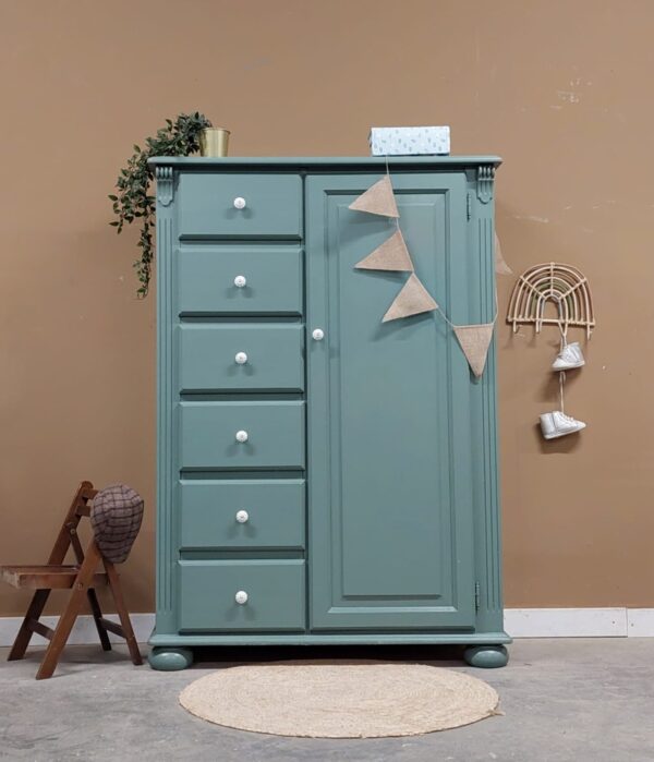Vintage speelgoedkast halkast woonkamer kinderkamer babykamer groen duurzaam hout spelletjeskast Vintage speelgoedkast halkast woonkamer kinderkamer babykamer groen duurzaam hout spelletjeskast