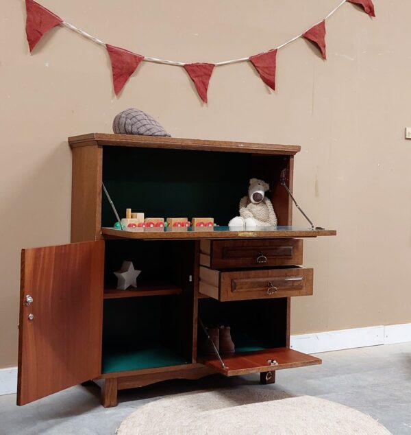 Vintage speelgoedkastje jongenskamer meidenkamer kinderkamer babykamer kinderkamermeubels vintagemeubels houtkleur uniek duurzaam Vintage speelgoedkastje jongenskamer meidenkamer kinderkamer babykamer kinderkamermeubels vintagemeubels houtkleur uniek duurzaam