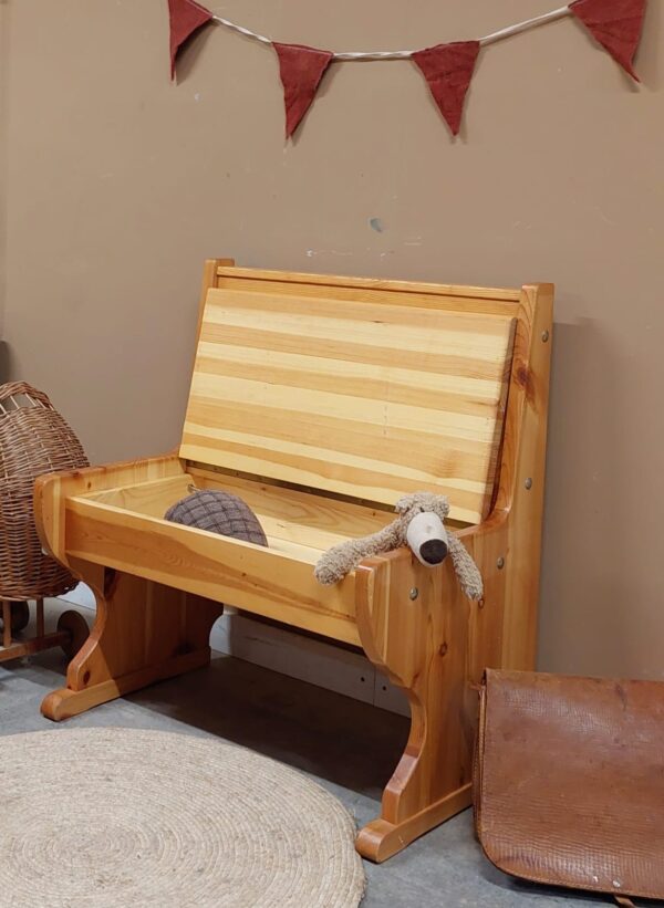 vintage klepbankje kinderbankje kinderkamer meidenkamer jongenskamer opbergplek vintagmeubel