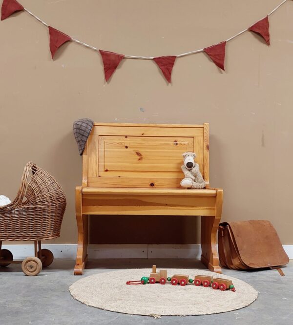 vintage klepbankje kinderbankje kinderkamer meidenkamer jongenskamer opbergplek vintagmeubel