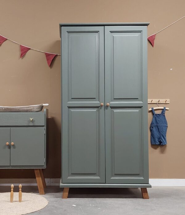 WhatsApp Image 2025-02-03 at 18.53.49 (3) Vintage babykamerset (commode met bladvergroter en kledingkast) 'Naud'