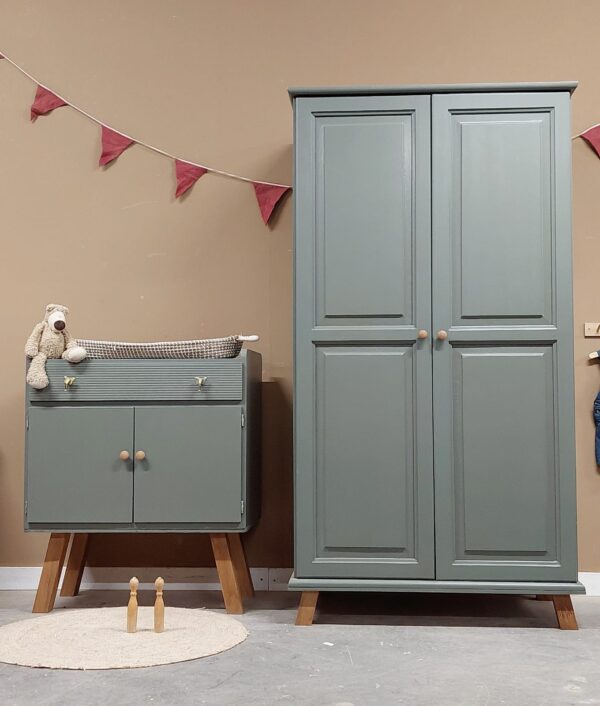 WhatsApp Image 2025-02-03 at 18.53.49 (4) Vintage babykamerset (commode met bladvergroter en kledingkast) 'Naud'