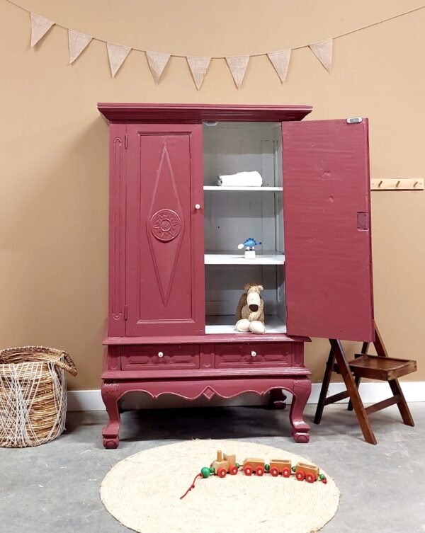 Brocante vintage meidenkast / speelgoedkast Merlot Mania