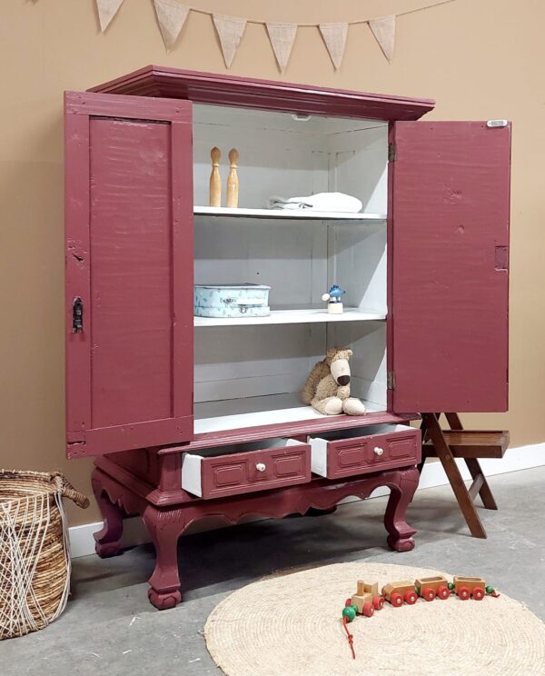 Brocante vintage meidenkast / speelgoedkast Merlot Mania