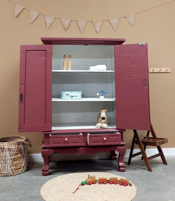 Brocante vintage meidenkast / speelgoedkast Merlot Mania