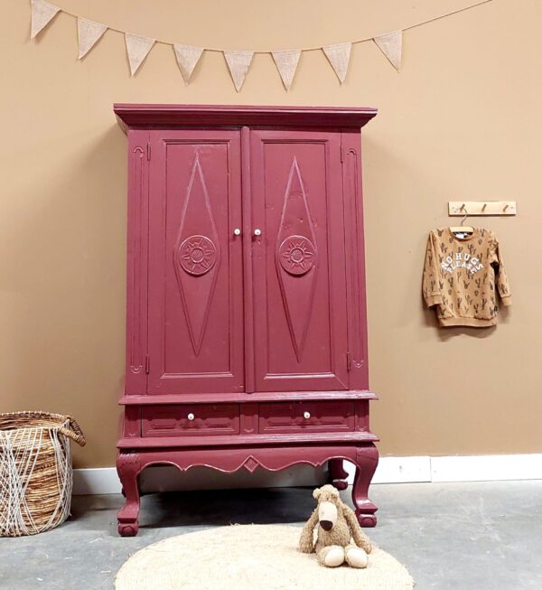 Brocante vintage meidenkast / speelgoedkast Merlot Mania