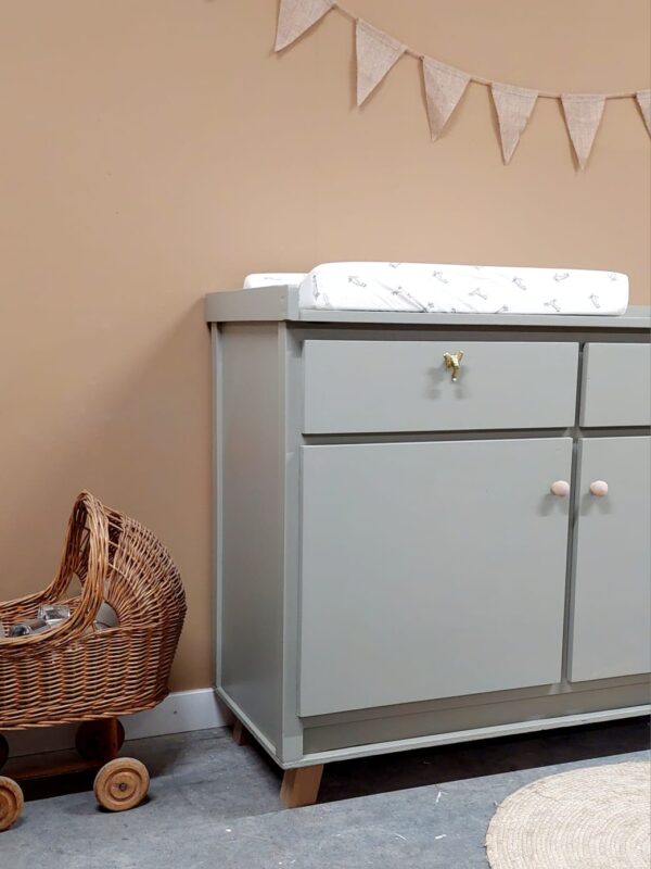 Vintage commode zachtgroen Vintage commode zachtgroen