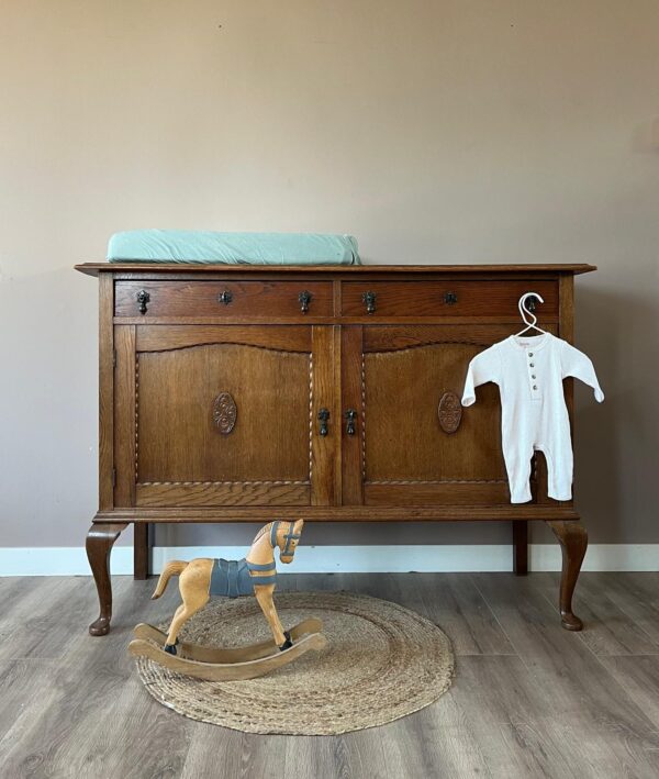 Vintage sierlijke commode houtkleur